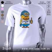 Футболка життя суворе, біла, зображена на манекені, фон нейтральний, принт з мультяшним персонажем у шапці та окулярах, тримає пляшку, текст на футболці: 'Життя суворе, як я!'