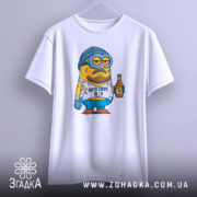 Футболка життя суворе, біла, підвішена на вішалці, фон світло-сірий, принт з мультяшним персонажем у шапці та окулярах, тримає пляшку, текст на футболці: 'Життя суворе, як я!'.