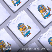 Футболка життя суворе, біла, зображена на манекені, фон нейтральний, принт з мультяшним персонажем у шапці та окулярах, тримає пляшку, текст на футболці: 'Життя суворе, як я!'