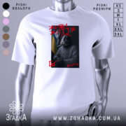 Футболка живи життя, біла, зображена з фронтального ракурсу, на фоні світло-сірого градієнту, принт з зображенням кролика в светрі з гербом України, з димом та сигаретою, текст "ЖИВИ ЖИТТЯ" червоним кольором.