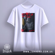 Футболка живи життя, біла, зображена з фронтального ракурсу, на фоні світло-сірого градієнту, принт з зображенням кролика в светрі з гербом України, з димом та сигаретою, текст "ЖИВИ ЖИТТЯ" червоним кольором.