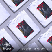 Футболка живи життя, біла, зображена з фронтального ракурсу, на фоні світло-сірого градієнту, принт з зображенням кролика в светрі з гербом України, з димом та сигаретою, текст "ЖИВИ ЖИТТЯ" червоним кольором.