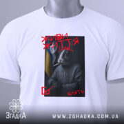 Футболка живи життя, біла, зображена зверху, на фоні світло-сірого градієнту, принт з зображенням кролика в светрі з гербом України, з димом та сигаретою, текст "ЖИВИ ЖИТТЯ" червоним кольором, з зеленим ярликом.