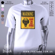 Футболка зомбі попередження, біла, зображена на манекені, фон нейтральний, принт з черепом та текстом жовтого кольору.