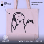 Шопер геймерський персонаж подарунок — шопер на манекені, вид спереду з чітким принтом.