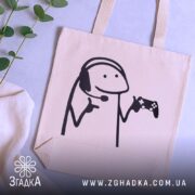 Шопер геймерський персонаж подарунок — кілька складених шоперів, композиція на столі.