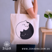 Шопер котячий баланс — шопер, крупний план принта на нейтральному фоні.