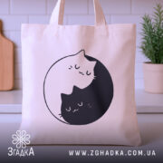 Шопер котячий баланс — шопер на вішаку, загальний вигляд виробу у студії.