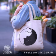 Шопер котячий баланс — деталі тканини, ручок і швів крупним планом.