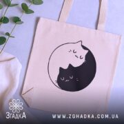 Шопер котячий баланс — кілька складених шоперів, композиція на столі.