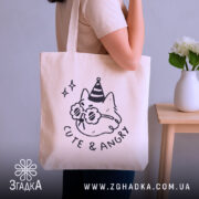 Шопер котик cute angry — шопер, крупний план принта на нейтральному фоні.