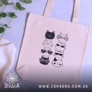 Шопер котики в окулярах — кілька складених шоперів, композиція на столі.