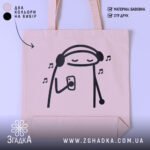 Шопер музичний настрій — шопер на манекені, вид спереду з чітким принтом.