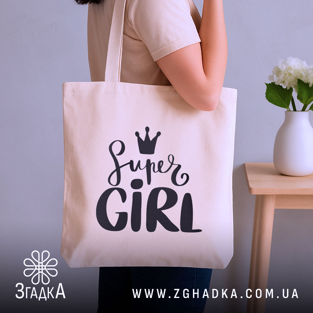 Шопер супер гьорл — шопер, крупний план принта на нейтральному фоні.