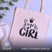 Шопер супер гьорл — кілька складених шоперів, композиція на столі.