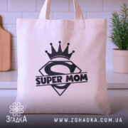 Шопер супер мама — шопер на вішаку, загальний вигляд виробу у студії.