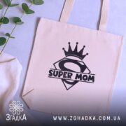 Шопер супер мама — кілька складених шоперів, композиція на столі.