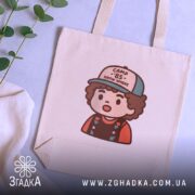 Шопер для фанатів Дастіна — шопер на вішаку, загальний вигляд виробу у студії.