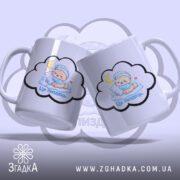 Чашка для поганого настрою. Дві білосніжні чашки з малюнком сплячого немовляти, розташовані під кутом одна до одної. Ручки круглі, край рівний, матова поверхня. Фон світло-фіолетовий.