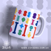 Чашка цікава геометрична, біла з яскравими кольоровими принтами у вигляді геометричних фігур, зображена під кутом, фон світло-сірий, ручка стандартна, край рівний, глянцева поверхня.