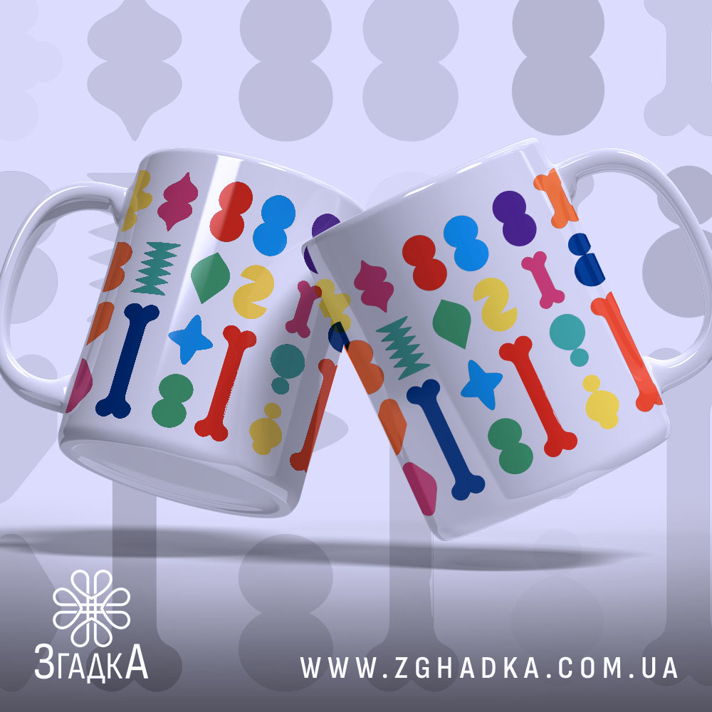 Чашка цікава геометрична, дві чашки з кольоровими принтами, що зображені під кутом, фон світло-сірий, ручки стандартні, краї рівні, глянцева поверхня.