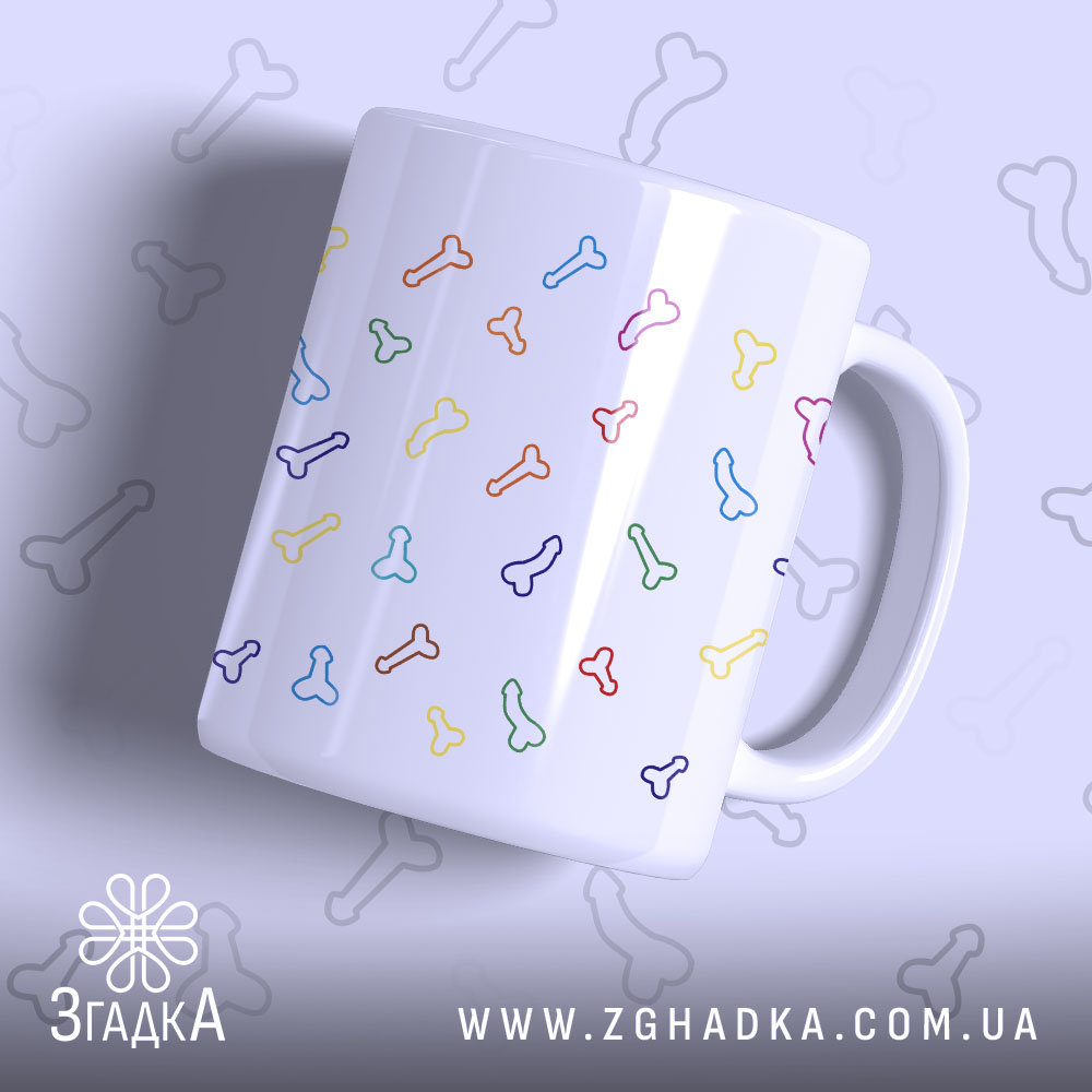 Чашка з кольоровими піструнами, біла з яскравими малюнками у формі кісточок різних кольорів, зображена під кутом, фон світло-фіолетовий, ручка стандартна, край рівний, глянцева поверхня.