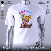 Футболка Adios Amigo білого кольору, зображена з фронтального ракурсу на манекені, фон градієнтний сірий, принт з малюнком дівчинки з пучками, яка показує середній палець, текст 'Adios Amigo' виконаний у кольорах рожевий та блакитний.