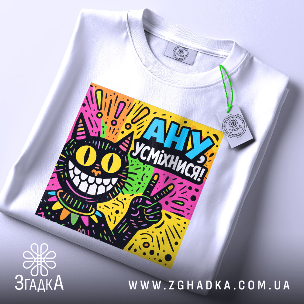 Футболка ану усміхнися — чорна футболка, крупний план принта, студійне освітлення.