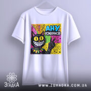 Футболка ану усміхнися — футболка на вішаку, загальний вигляд виробу у студії.