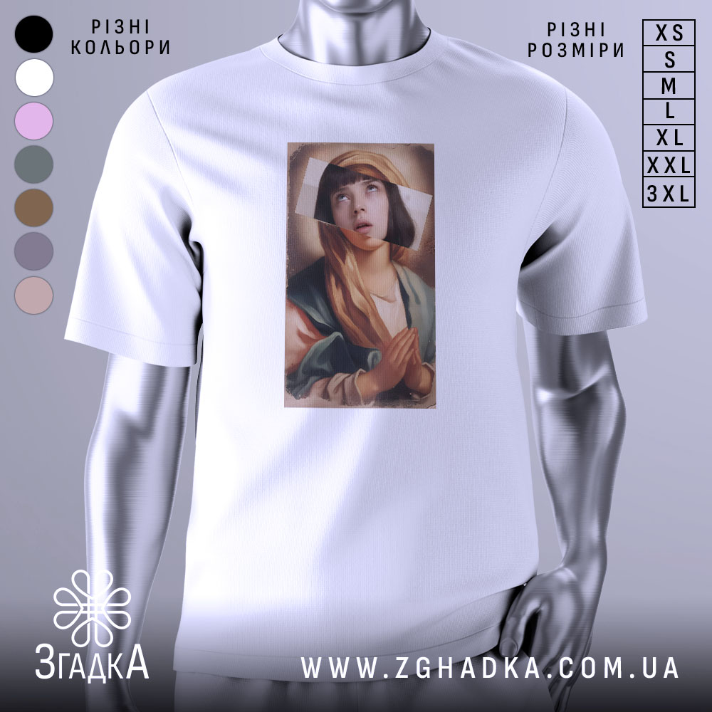 Футболка арт іронія віри, біла футболка на манекені, з принтом на передній частині, зображення дівчини з молитвою, фон світло-сірий, деталі принта яскраві та виразні.