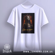 Футболка біль моя корона. Біла футболка на вішалці, з принтом темної жінки в короні, фон з легким градієнтом, принт яскравий і контрастний.