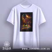 Футболка бля знову спина, біла, зображена на манекені, фон світло-сірий, принт з малюнком мавпи в шапці та сонцезахисних окулярах, яскраві кольори, текст "Бля, знову спина".