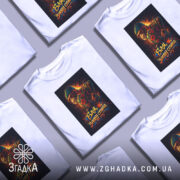 Футболка бля знову спина, біла, зображена на манекені, фон світло-сірий, принт з малюнком мавпи в шапці та сонцезахисних окулярах, яскраві кольори, текст "Бля, знову спина".