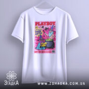 Футболка дикі чарівники, біла, зображена на вішалці, фон світло-сірий, принт з двома чарівниками, один читає книгу, інший варить зілля, яскраві кольори принта на рожевому фоні.