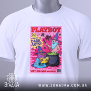 Футболка дикі чарівники, біла, зображена зверху, на ній є етикетка з зеленим шнурком, фон світлий, принт з двома чарівниками, один читає книгу, інший варить зілля, яскраві кольори на рожевому фоні.