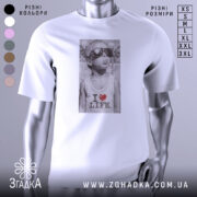 Футболка люблю життя, біла, з фронтальним ракурсом, на манекені, принт з зображенням хлопчика в сонцезахисних окулярах, текстом 'I ❤️ LIFE' на футболці.