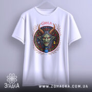 Футболка міфічна Ґрила білого кольору, зображена з фронтального ракурсу на вішалці, фон світло-сірий, принт з обличчям міфічної істоти з рогами та червоними очима, оточений декоративними елементами.