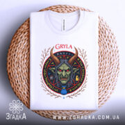 Футболка міфічна Ґрила білого кольору, зображена зверху на плетеній кошику, фон світло-сірий, принт з обличчям міфічної істоти з рогами та червоними очима, оточений декоративними елементами.