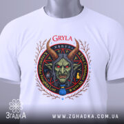Футболка міфічна Ґрила білого кольору, зображена з верхнього ракурсу, на ній видно етикетку з зеленим шнурком, фон світло-сірий, принт з обличчям міфічної істоти з рогами та червоними очима, оточений декоративними елементами.