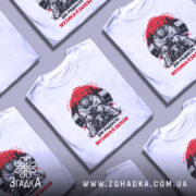 Футболка музика і залізо: біла футболка з принтом, зображення чоловіка з важкими гирями на фоні червоного кола, ракурс спереду, фон світлий.