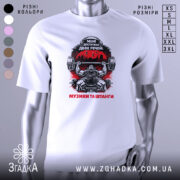 Футболка музика та штанги, біла, зображена на манекені, фон світло-сірий, принт з чорним і червоним кольорами, зображення атлета з штангою та написом 'Мені достатньо двох речей: музики та штанги'.