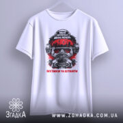 Футболка музика та штанги, біла, підвішена на вішалці, фон світло-сірий, принт з чорним і червоним кольорами, атлет з штангою та написом 'Мені достатньо двох речей: музики та штанги'.