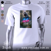 Футболка на*уй логіку, біла, зображена на манекені, фон нейтральний, принт з акулами та написом у неонових кольорах.