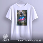 Футболка на*уй логіку, біла, підвішена на вішалці, фон нейтральний, принт з акулами та написом у неонових кольорах.
