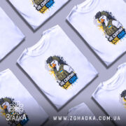 Футболка не святий але свій, біла, зображена з правого ракурсу на манекені, фон нейтральний, принт з птахом у військовій формі з окулярами нічного бачення, з написом 'НЕ СВЯТИЙ АЛЕ СВІЙ' у яскравих кольорах.