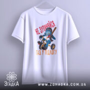 Футболка не зупиняйся, біла, зображена з фронтального ракурсу, фон світло-сірий, принт з малюнком ведмедя на триколісному велосипеді з червоним текстом 'НЕ ЗУПИНЯЙСЯ' та 'ГАЗ У ПІДЛОГУ'.