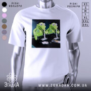 Футболка ніч без сну, біла, з прямим ракурсом, на манекені, з принтом двох зелених ляльок, що сидять за столом з чорним фоном.