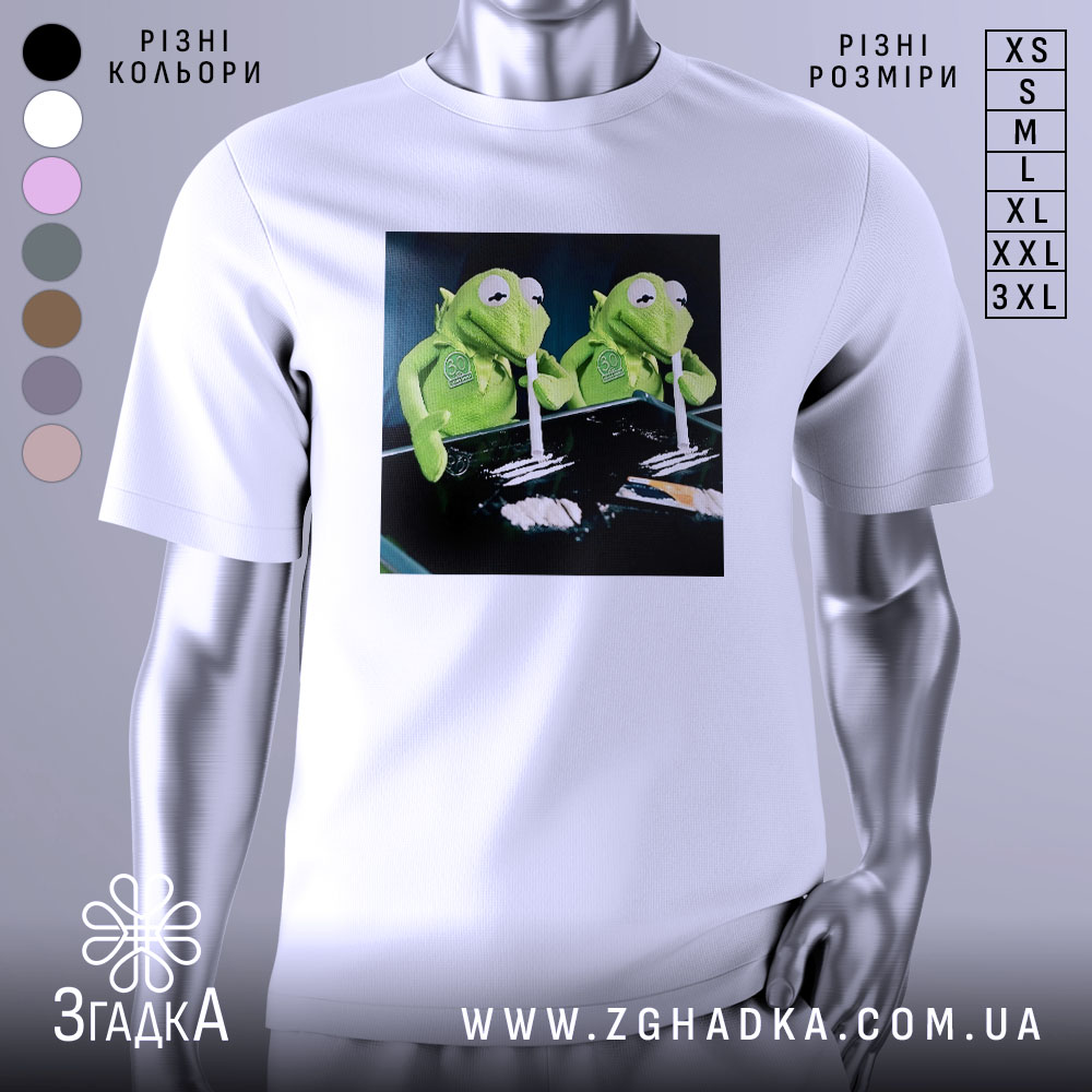 Футболка ніч без сну, біла, з прямим ракурсом, на манекені, з принтом двох зелених ляльок, що сидять за столом з чорним фоном.