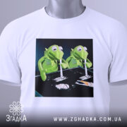 Футболка ніч без сну, біла, з верхнього ракурсу, складена, з етикеткою, на принті дві зелені ляльки, що тримають трубочки, фон чорний.