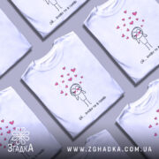 Футболка ой знову ти в голові, білого кольору, зображена на манекені, фон світло-сірий, принт з малюнком персонажа з великими очима та сердечками навколо.